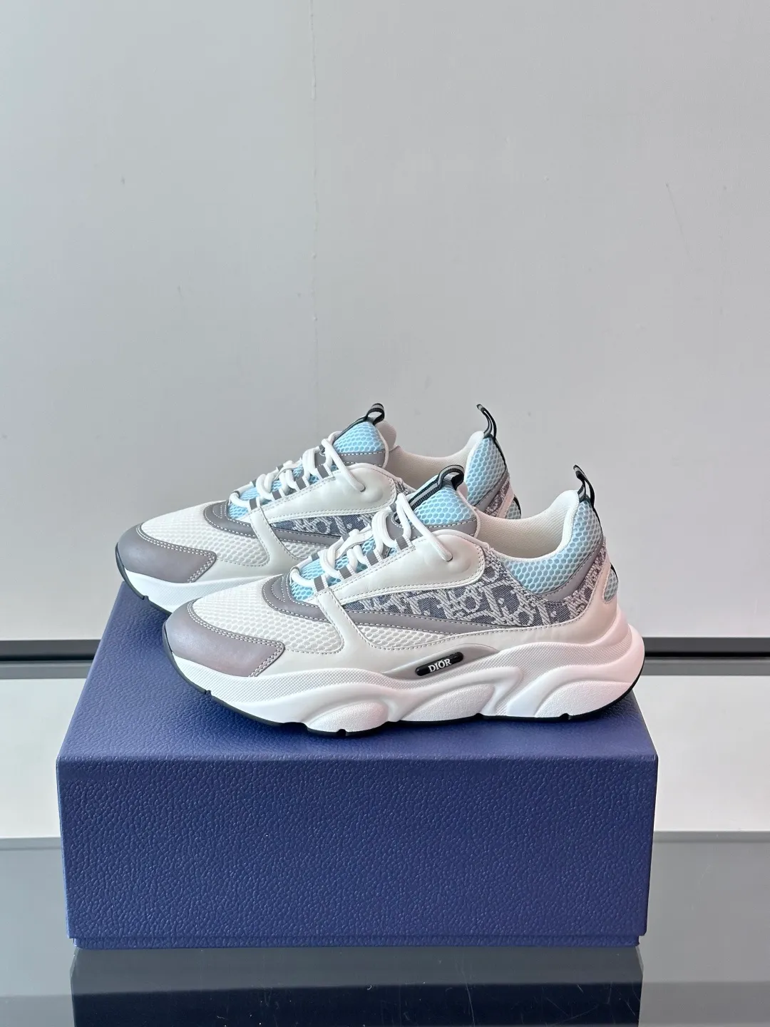 Factory price: 480💰 ◾️▫️Dior D®️ x 🆕 (high version) B22 men's jogging fashion sneakers, this single product draws inspiration from retro jogging shoes. It adopts a thick low-top design, with an upper made of black cow leather and mesh fabric, and a black and white engraved rubber sole. Black mesh fabric tongue and heel counters complement black laces, with an embossed "Di~r" logo embellishment on the side. These sneakers can be mixed and matched with a classic suit for a sporty chic look! Size: 39-45 (38, 46, 47 can be customized)